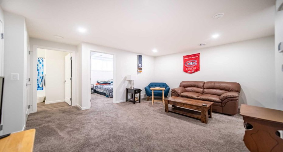 27 Iris Crescent, Okotoks, Alberta T1S 5V5, 4 Bedrooms Bedrooms, ,4 BathroomsBathrooms,Residential,For Sale,Iris,A2282495