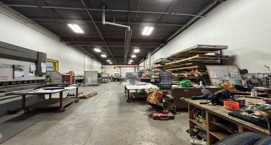 4316 64 Avenue, Calgary, Alberta T2C2B3, ,Commercial,For Sale,64,A2282660