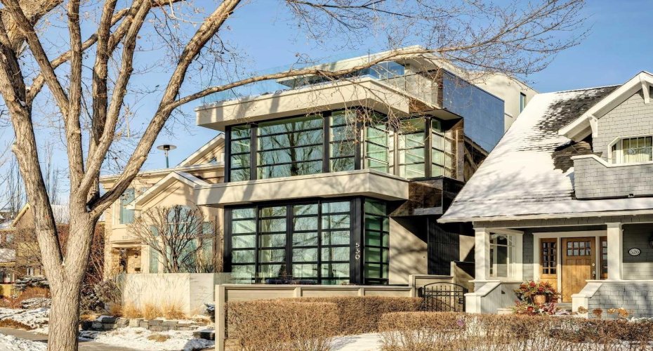 STUNNING MODERN ARCHITECTURE.   ALL GLASS AT THE FRONT TO TAKE ADVANTAGE OF THE SPECTACULAR CITY AND MOUNTAIN VIEWS