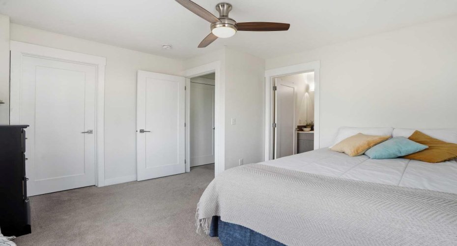 Second bedroom suite