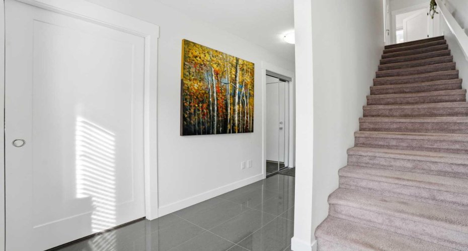 Entry level and stairs to main