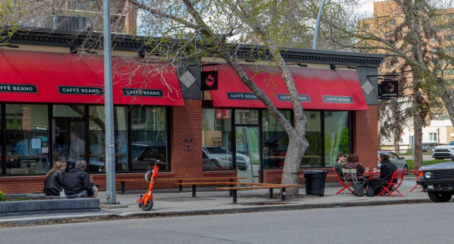Close to coffee shops, shopping, restaurants