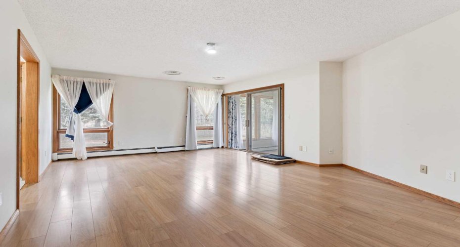 1008 Shawnee Drive, Calgary, Alberta T2Y2T9, 3 Bedrooms Bedrooms, ,4 BathroomsBathrooms,Residential,For Sale,Shawnee,A2279086