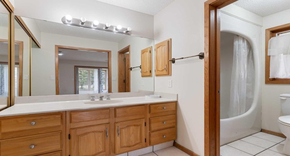 1008 Shawnee Drive, Calgary, Alberta T2Y2T9, 3 Bedrooms Bedrooms, ,4 BathroomsBathrooms,Residential,For Sale,Shawnee,A2279086