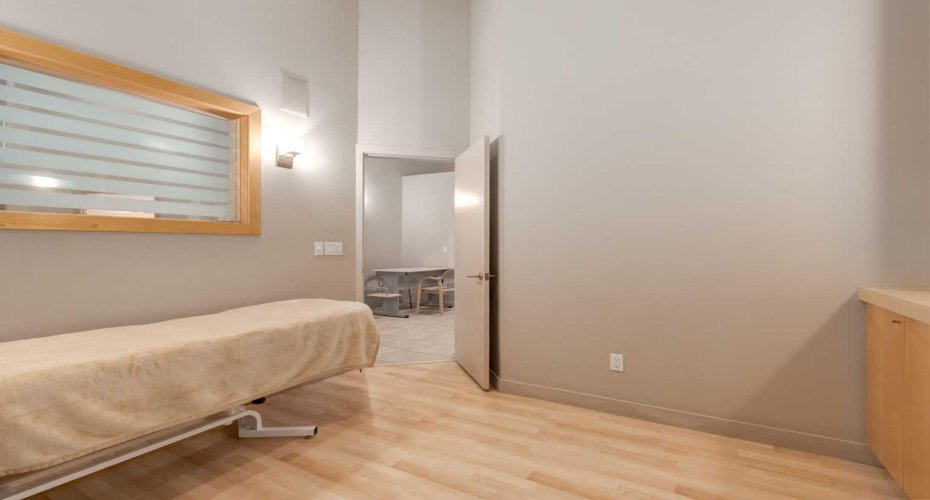 527 15 Avenue, Calgary, Alberta T2R 1R5, ,Commercial,For Sale,The Conservatory,15,A2281402