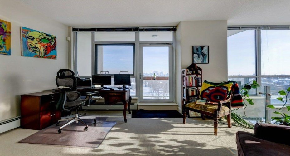 Upper level office/flex room