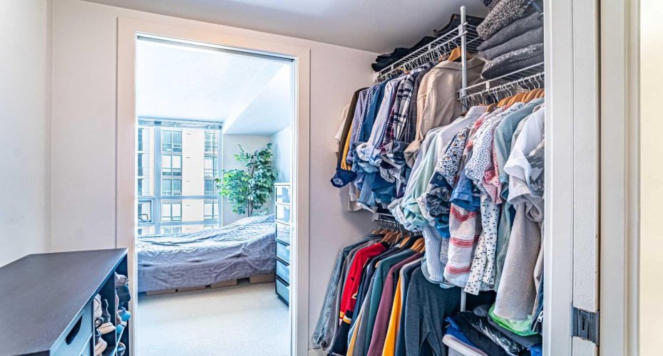 Walk-in/Walkthrough closet