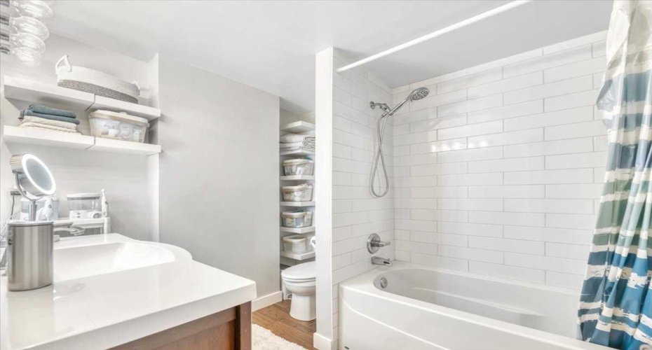Main bathroom with built in shelving