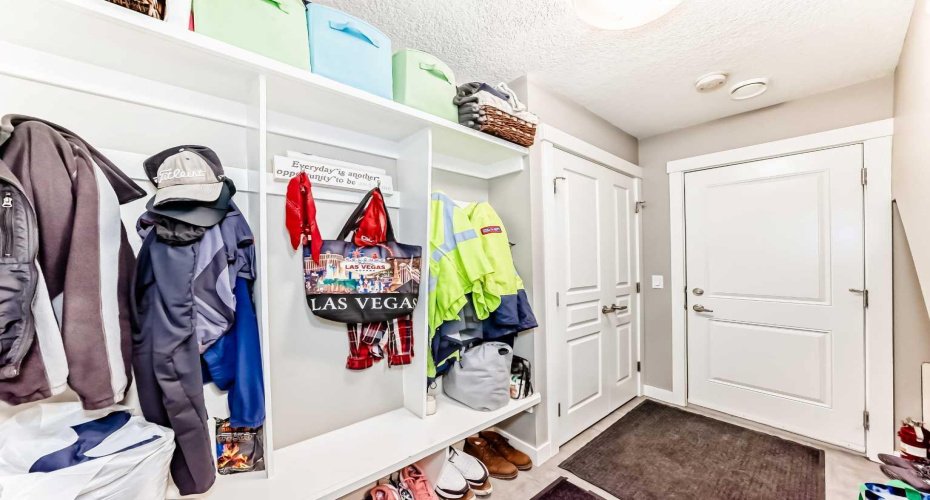 32 Horseshoe Crescent, Cochrane, Alberta T4C 2P4, 3 Bedrooms Bedrooms, ,3 BathroomsBathrooms,Residential,For Sale,Horseshoe,A2283847