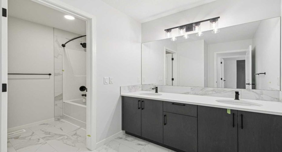 Main House shared upper bathroom