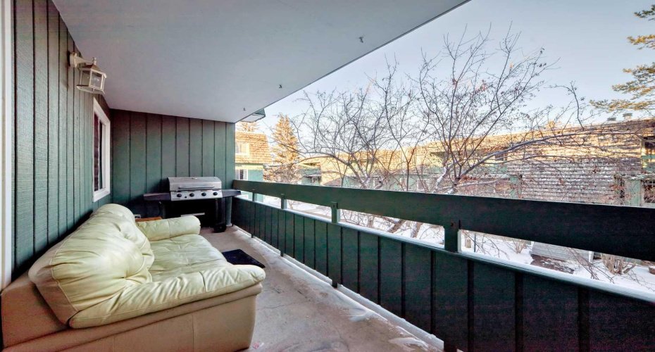 Extra large balcony complete w storage
