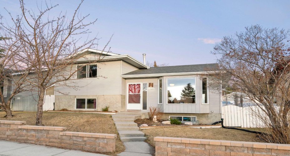 10 Carolina Drive, Cochrane, Alberta T4C 1C2, 3 Bedrooms Bedrooms, ,3 BathroomsBathrooms,Residential,For Sale,Carolina,A2284084