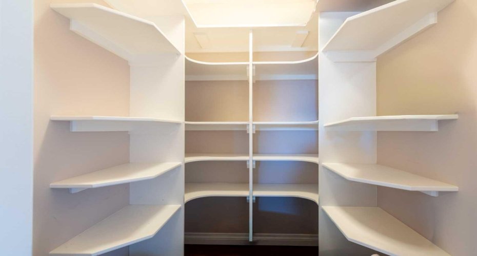 Linen storage(upper)