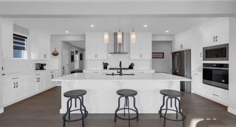 KITCHEN WITH SPACIOUS ISLAND