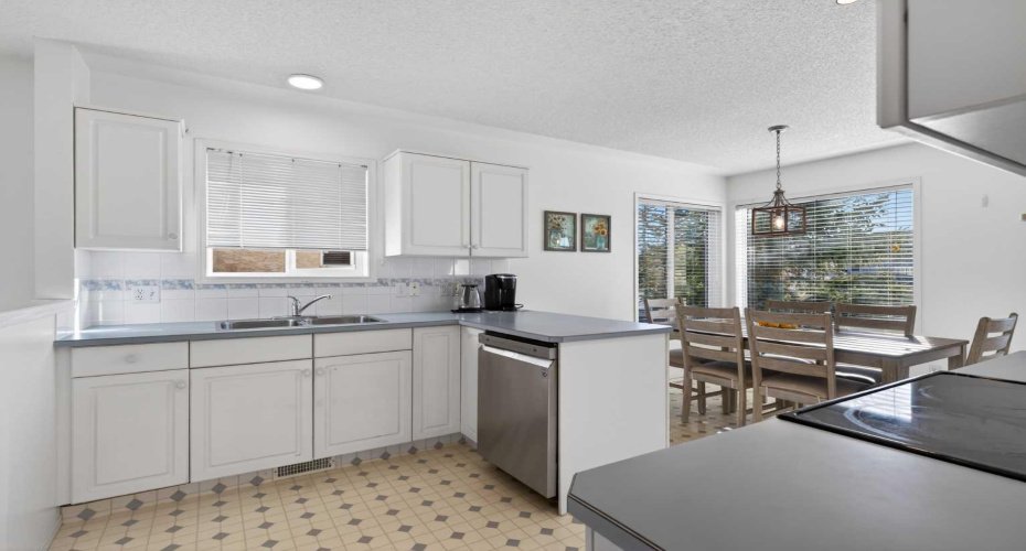 320 Sierra Morena Green, Calgary, Alberta T3H 3H8, 3 Bedrooms Bedrooms, ,3 BathroomsBathrooms,Residential,For Sale,Sierra Morena,A2285689