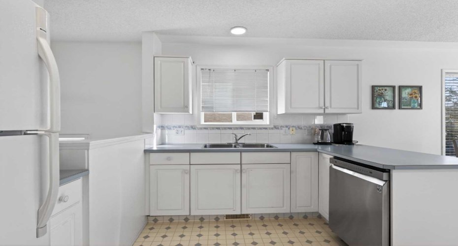 320 Sierra Morena Green, Calgary, Alberta T3H 3H8, 3 Bedrooms Bedrooms, ,3 BathroomsBathrooms,Residential,For Sale,Sierra Morena,A2285689