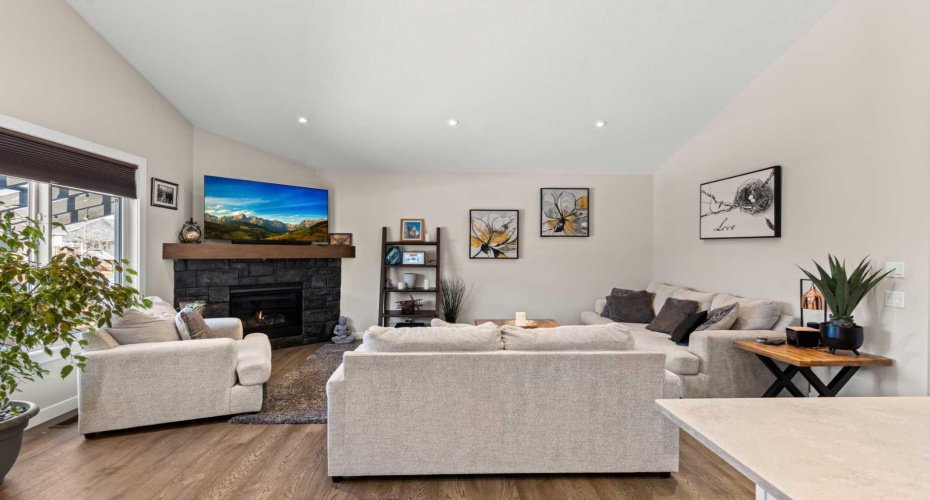 18 Drake Landing Street, Okotoks, Alberta T1S 0P7, 3 Bedrooms Bedrooms, ,3 BathroomsBathrooms,Residential,For Sale,Drake Landing,A2282904