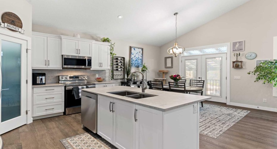 18 Drake Landing Street, Okotoks, Alberta T1S 0P7, 3 Bedrooms Bedrooms, ,3 BathroomsBathrooms,Residential,For Sale,Drake Landing,A2282904