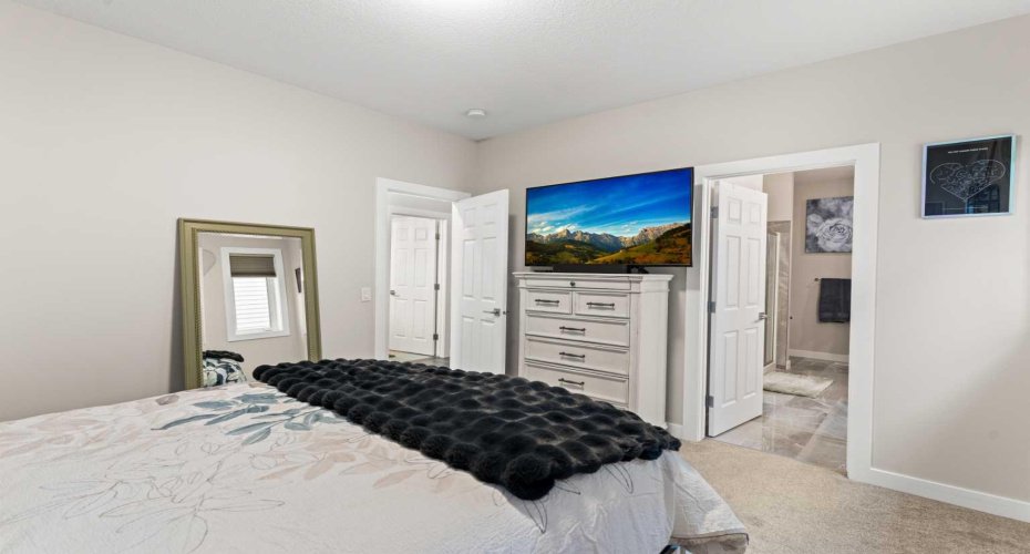 18 Drake Landing Street, Okotoks, Alberta T1S 0P7, 3 Bedrooms Bedrooms, ,3 BathroomsBathrooms,Residential,For Sale,Drake Landing,A2282904