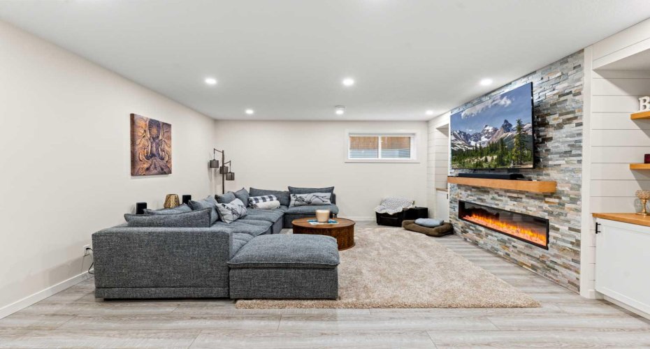 18 Drake Landing Street, Okotoks, Alberta T1S 0P7, 3 Bedrooms Bedrooms, ,3 BathroomsBathrooms,Residential,For Sale,Drake Landing,A2282904