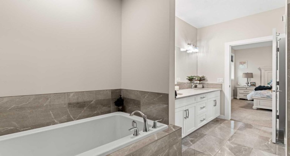 18 Drake Landing Street, Okotoks, Alberta T1S 0P7, 3 Bedrooms Bedrooms, ,3 BathroomsBathrooms,Residential,For Sale,Drake Landing,A2282904