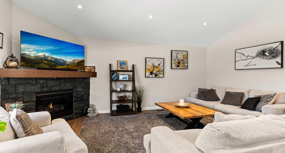 18 Drake Landing Street, Okotoks, Alberta T1S 0P7, 3 Bedrooms Bedrooms, ,3 BathroomsBathrooms,Residential,For Sale,Drake Landing,A2282904