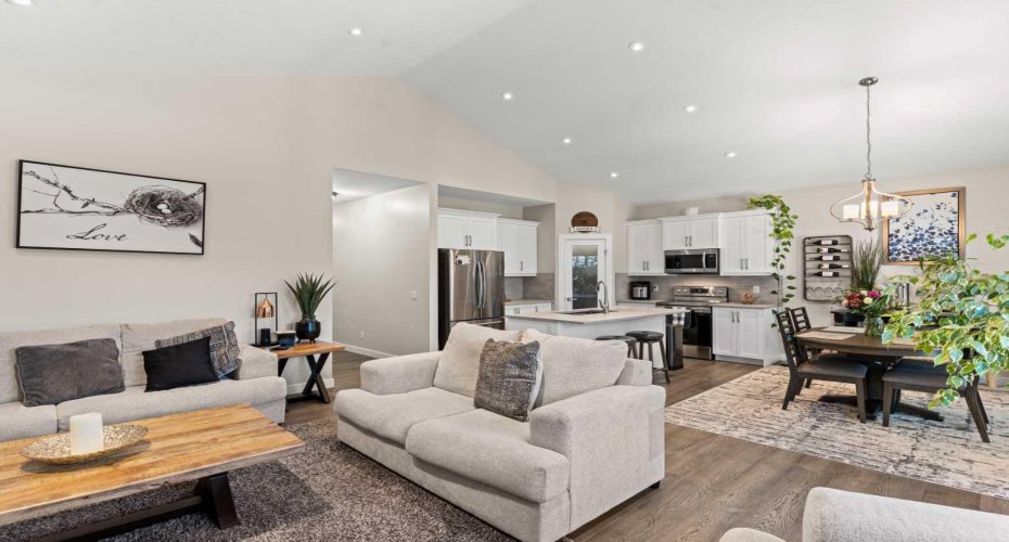 18 Drake Landing Street, Okotoks, Alberta T1S 0P7, 3 Bedrooms Bedrooms, ,3 BathroomsBathrooms,Residential,For Sale,Drake Landing,A2282904