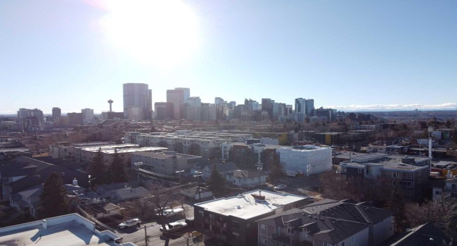 5 min drive to downtown.