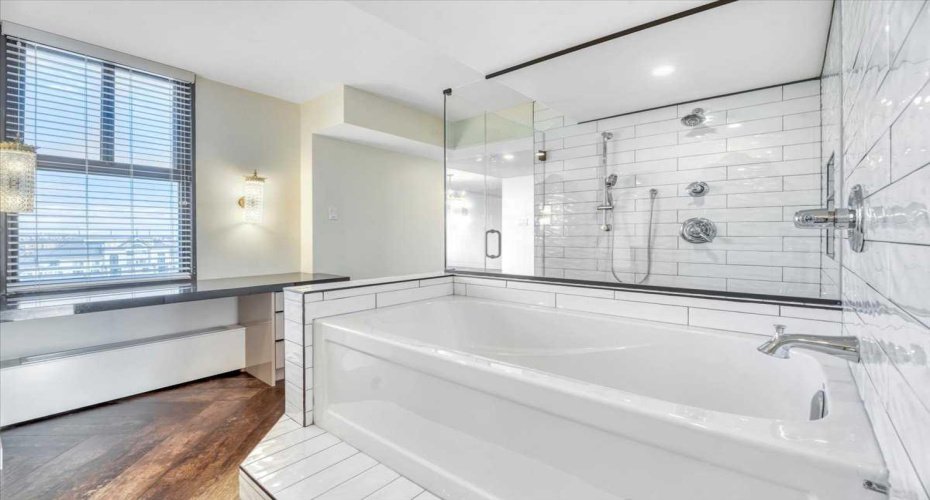 1100 8 Avenue, Calgary, Alberta T2P 3T9, 1 Bedroom Bedrooms, ,3 BathroomsBathrooms,Residential,For Sale,8,A2285688