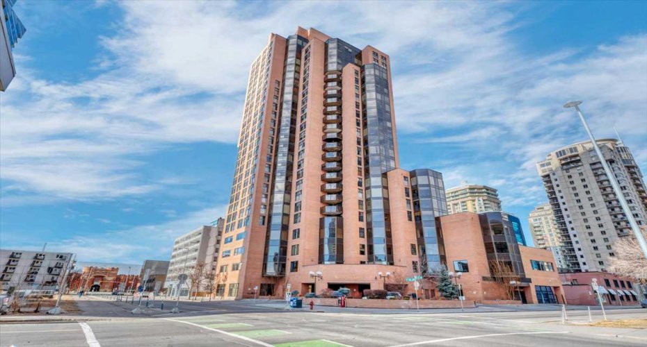 1100 8 Avenue, Calgary, Alberta T2P 3T9, 1 Bedroom Bedrooms, ,3 BathroomsBathrooms,Residential,For Sale,8,A2285688