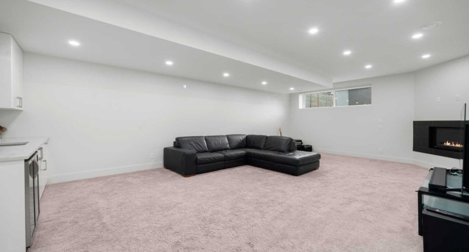 Family/ Rec Room- Wet Bar & Gas Fireplace