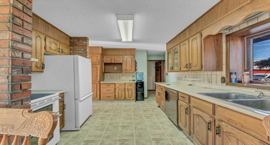 22222 Range Road 20, Bindloss, Alberta T0J0H0, 5 Bedrooms Bedrooms, ,1 BathroomBathrooms,Agri-business,For Sale,Range Road 20,A2285942