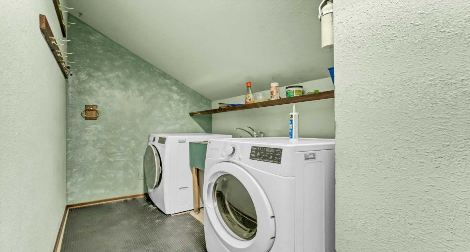 22222 Range Road 20, Bindloss, Alberta T0J0H0, 5 Bedrooms Bedrooms, ,1 BathroomBathrooms,Agri-business,For Sale,Range Road 20,A2285942