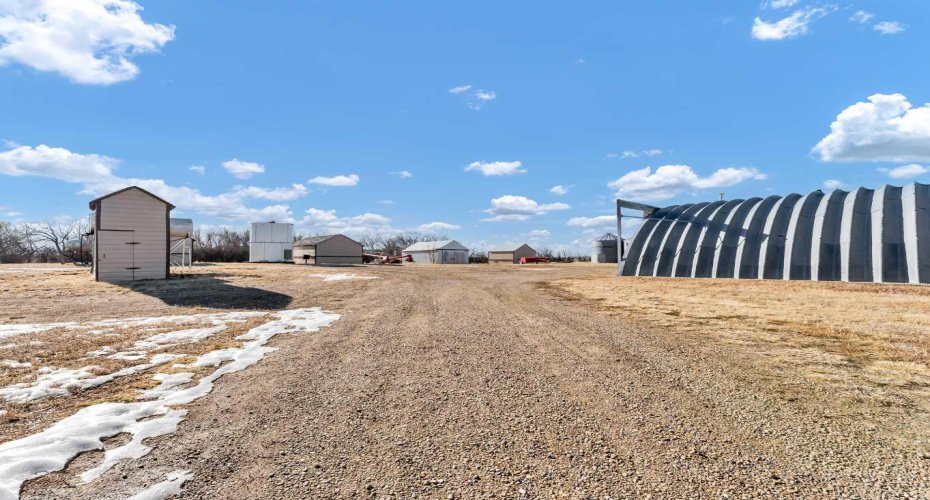 22222 Range Road 20, Bindloss, Alberta T0J0H0, 5 Bedrooms Bedrooms, ,1 BathroomBathrooms,Agri-business,For Sale,Range Road 20,A2285942