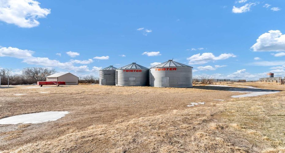 22222 Range Road 20, Bindloss, Alberta T0J0H0, 5 Bedrooms Bedrooms, ,1 BathroomBathrooms,Agri-business,For Sale,Range Road 20,A2285942