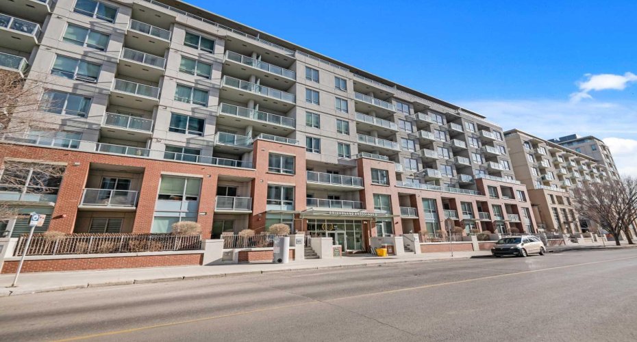 Very close to the Zoo LRT, river pathways and walking distance to downtown