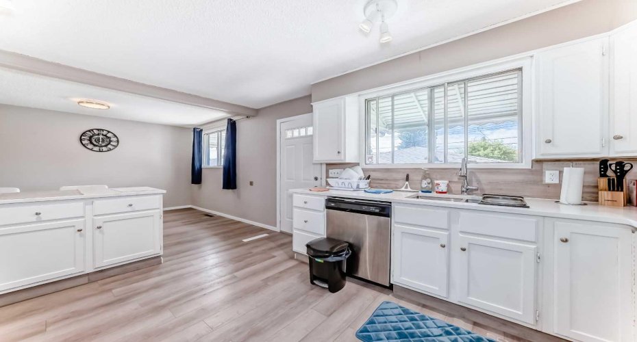 627 Fortalice Crescent, Calgary, Alberta T2A2C8, 4 Bedroom Bedrooms, 0 ,2 BathroomBathrooms,Residential,For Sale,Fortalice,0,A2286433