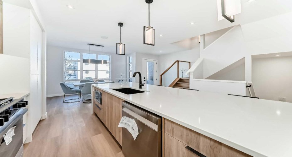 1607 37 Avenue, Calgary, Alberta T2T2h2, 3 Bedrooms Bedrooms, ,4 BathroomsBathrooms,Residential,For Sale,37,A2286214