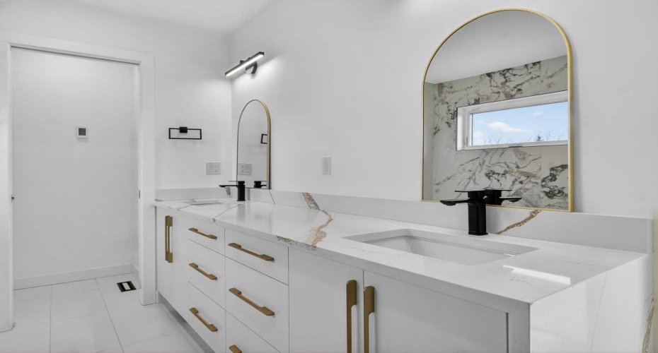 Ensuite w/ waterfall countertop