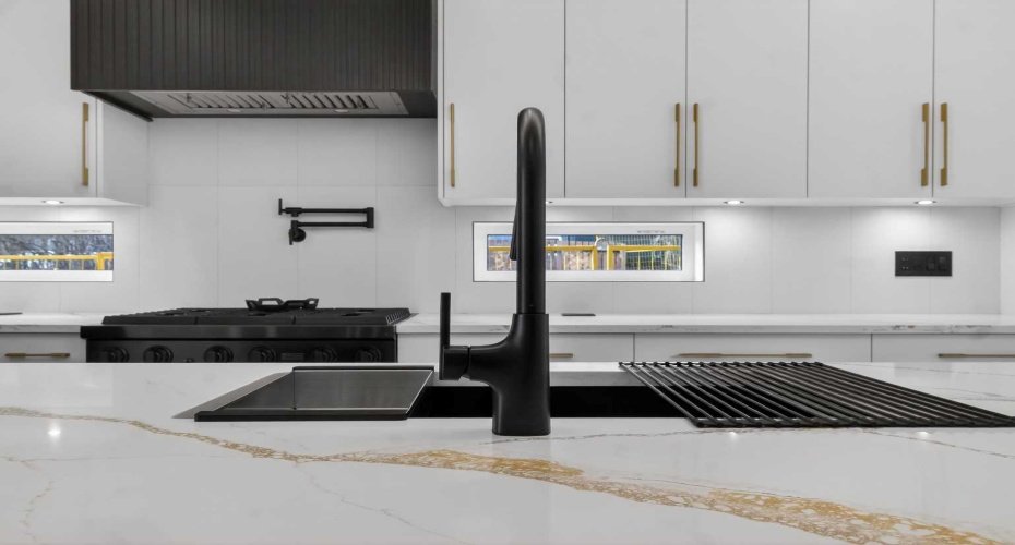 Black Sink w/ Colander and Drying Rack