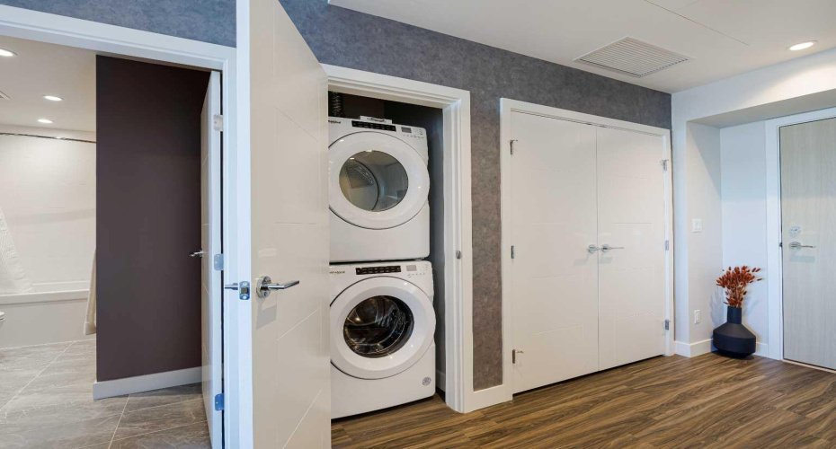 530 3 Street, Calgary, Alberta T2G2L8, 2 Bedrooms Bedrooms, ,2 BathroomsBathrooms,Residential,For Sale,3,A2286260