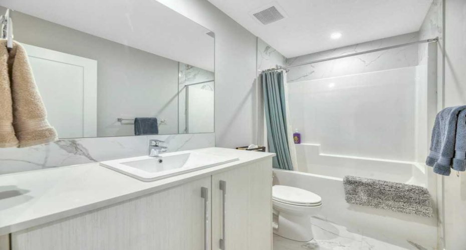 448 West Lakeview Drive, Chestermere, Alberta T1X 2A4, 3 Bedrooms Bedrooms, ,3 BathroomsBathrooms,Residential,For Sale,West Lakeview,A2287355