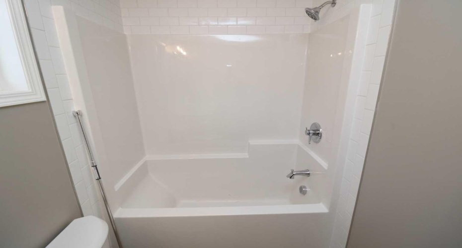 Soaker tub.  Image from 443 Henricks Dr.