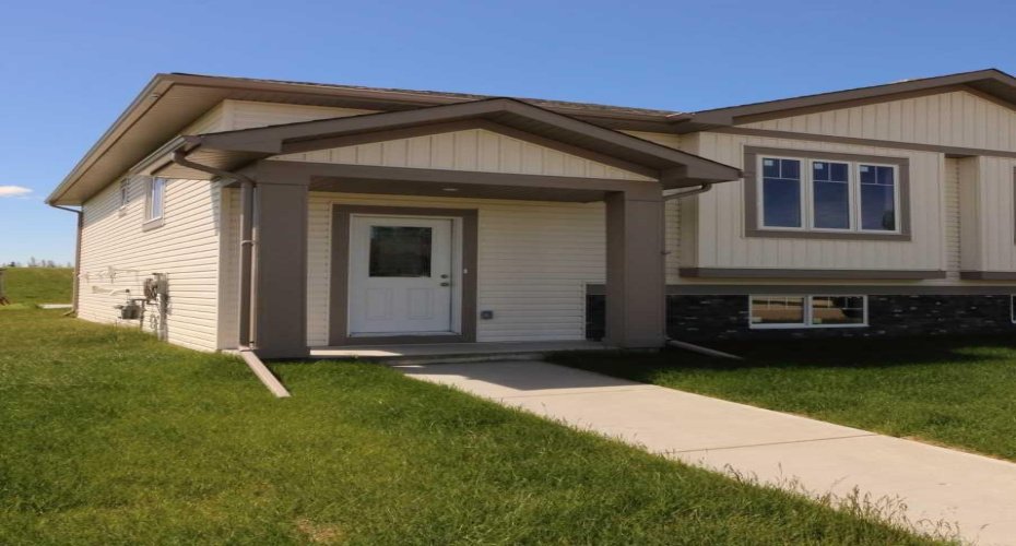 Welcome home to 447 Henrick Dr., Irricanna, AB