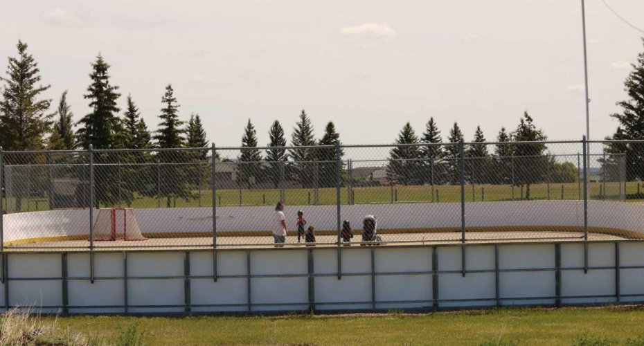 Community image, ball hockey, anyone? Steps from your new home, there are plenty of activities for the family.