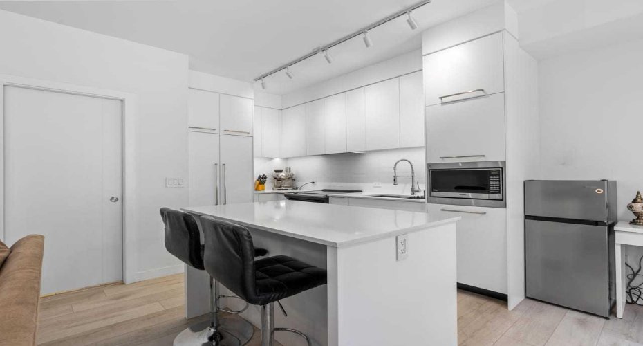 Center Kitchen Island with 12