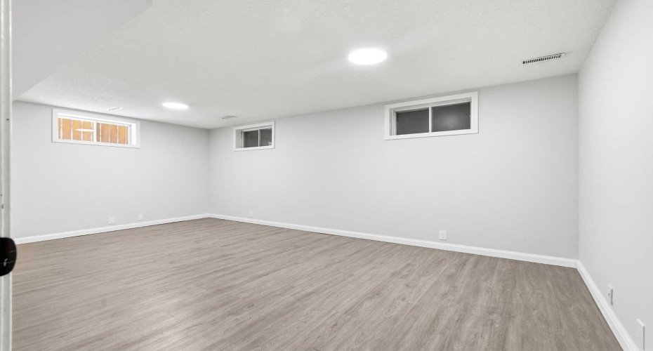5031 Vienna Drive, Calgary, Alberta T3A 0W8, 5 Bedrooms Bedrooms, ,3 BathroomsBathrooms,Residential,For Sale,Vienna,A2288045