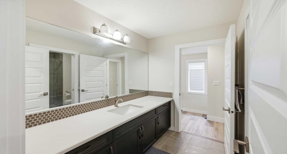 Washroom (upper floor)