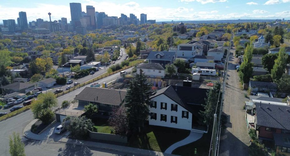 809 9 Street, Calgary, Alberta T2E 7K2, 4 Bedrooms Bedrooms, ,4 BathroomsBathrooms,Residential,For Sale,9,A2288150