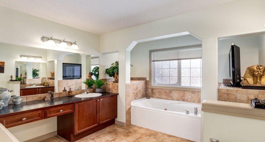 515 Crystal Green Mews, Okotoks, Alberta T1S 2K6, 4 Bedrooms Bedrooms, ,4 BathroomsBathrooms,Residential,For Sale,Crystal Green,A2287663